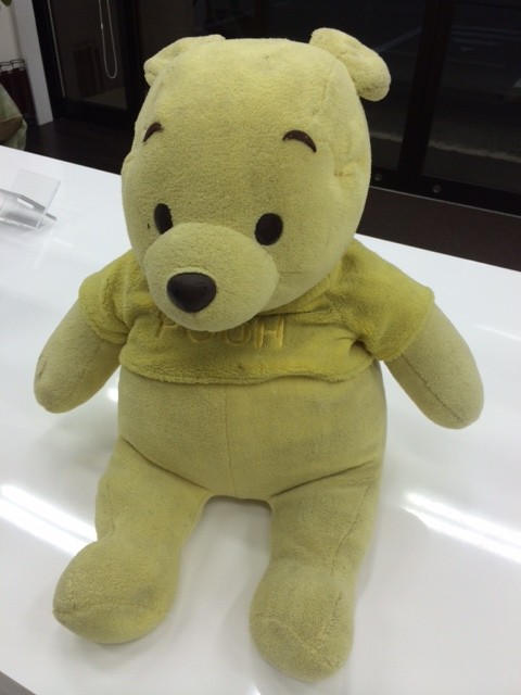 ぬいぐるみクリーニングで真っ黒なぷーさんが色鮮やかな黄色に戻る
