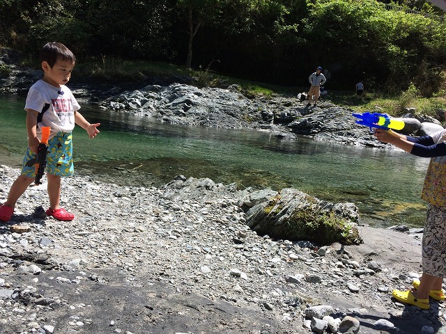 幼児を連れて川遊び 温泉 のお勧めスポット クリーニング４０３ ヨンマルサン