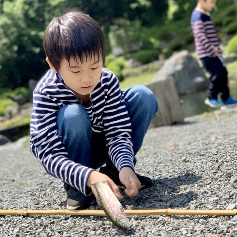 山梨県都留市で子供と一緒に釣り つかみ取りを楽しめる すげのレジャー クリーニング４０３ ヨンマルサン