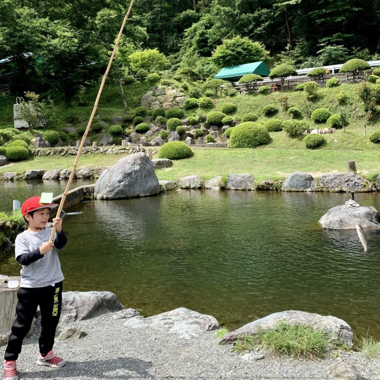 山梨県都留市で子供と一緒に釣り つかみ取りを楽しめる すげのレジャー クリーニング４０３ ヨンマルサン