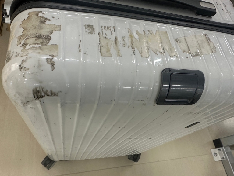 スーツケースのシールはがし処理【RIMOWA】 | クリーニング403 
