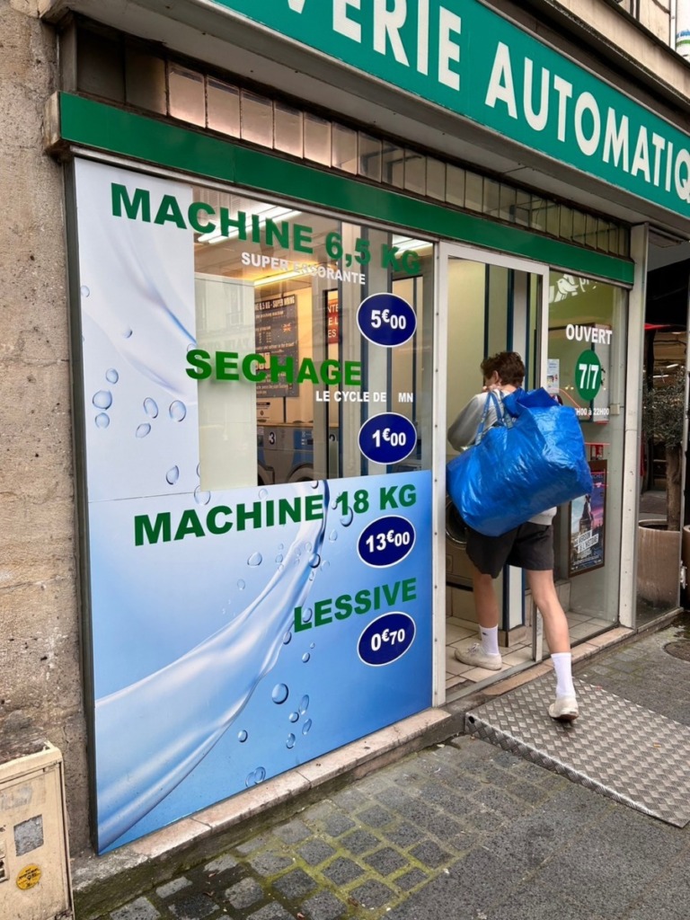 LINE_ALBUM_フランス_240410_14