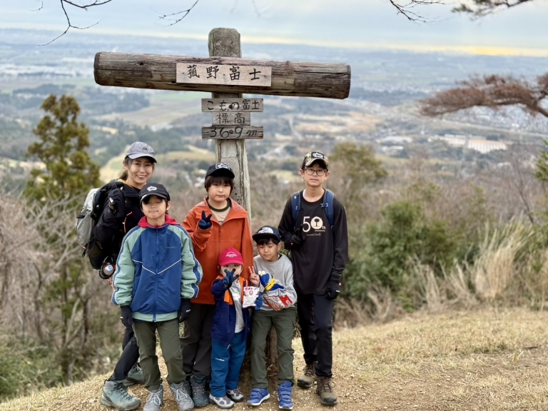 山頂で家族写真