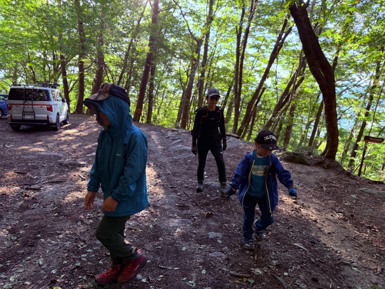 矢立石登山口から出発 矢立石登山口から日向山へ歩き始める大人と小学2年生と4歳児