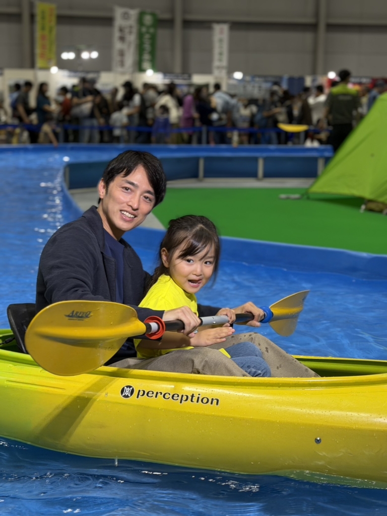 パシフィコ横浜の屋内プールで娘とカヤックを体験する様子