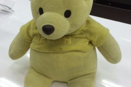 ぬいぐるみクリーニングで真っ黒なぷーさんが色鮮やかな黄色に戻る。