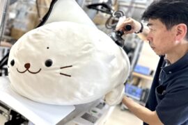 大きな「しろたん」を「しろたん職人」の「しむたん」がクリーニングする。